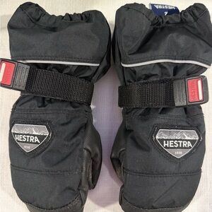 Hestra Children’s Ski Mitts size 2. Good used condition. Will keep them warm/ dr